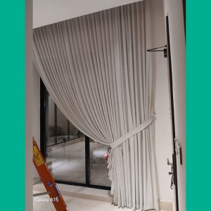 ستارة رولر عاتمة بأسلوب بسيط