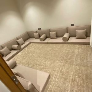 منطقة جلوس أرضية مع وسائد زرقاء