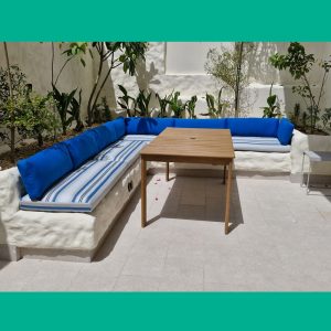 أريكة مقسمة كريمية مع طاولة وسطية